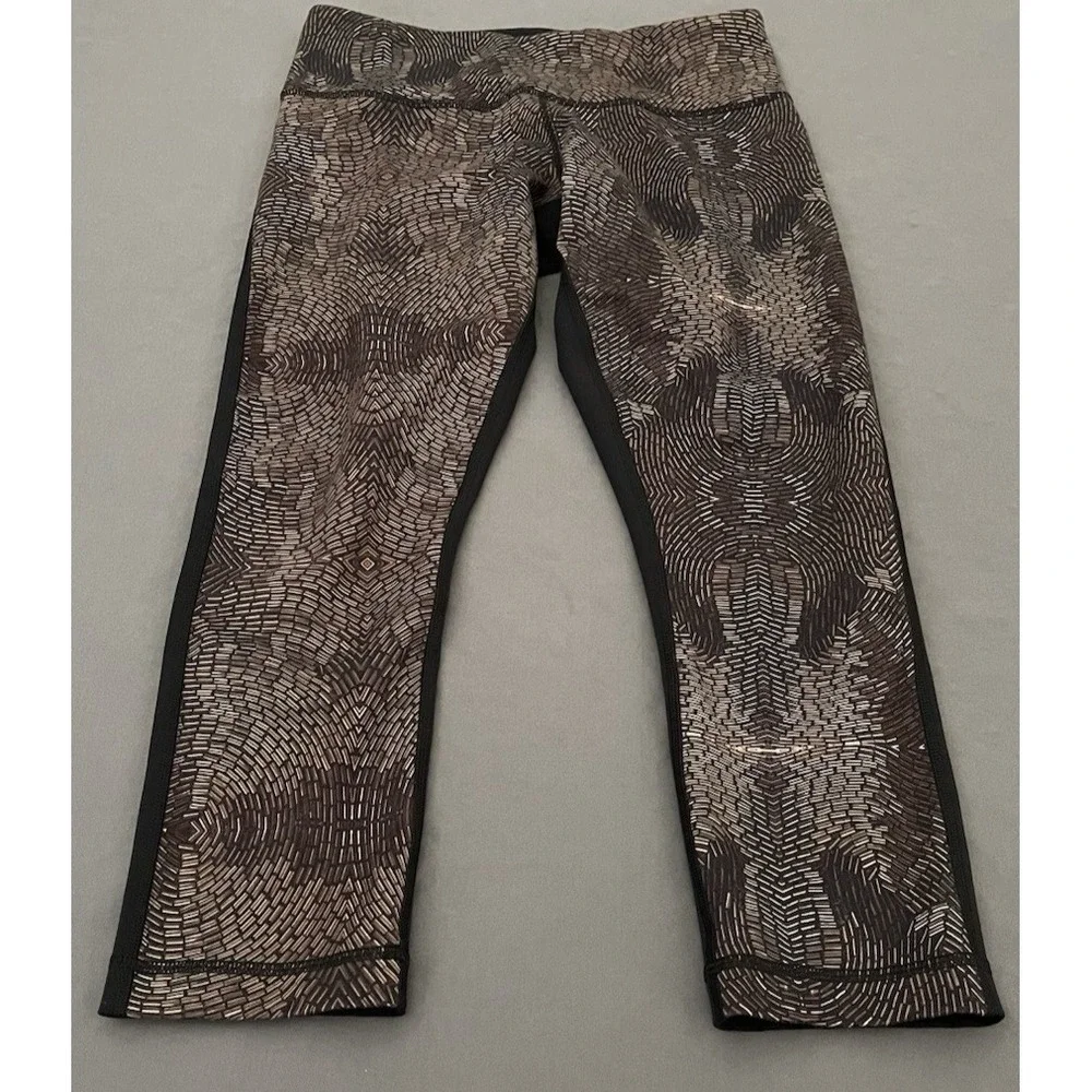 LULULEMON Capri Leggings Womens Compression Graphic Print Size 6 Black/Brown